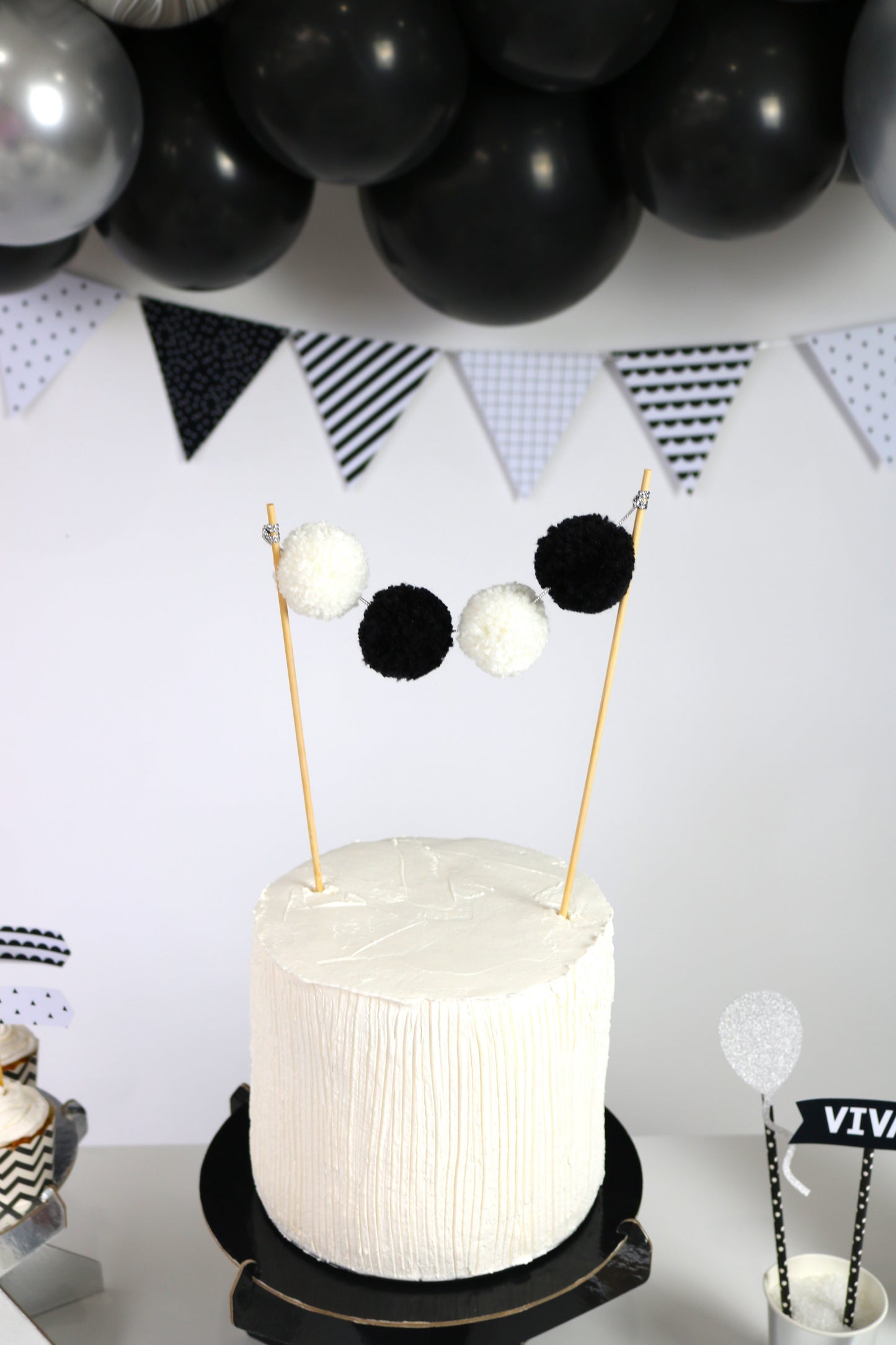- Topo de Bolo - Pompons - Preto e Branco