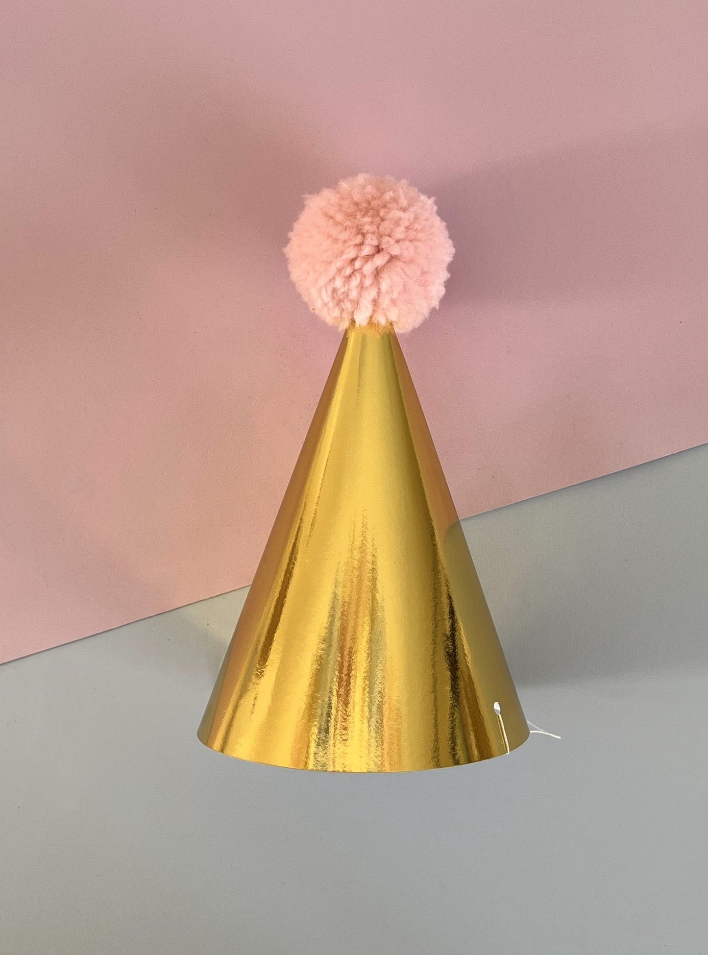 - Chapeu Tradicional - 1 unidade - Dourado com Pompom Rosa