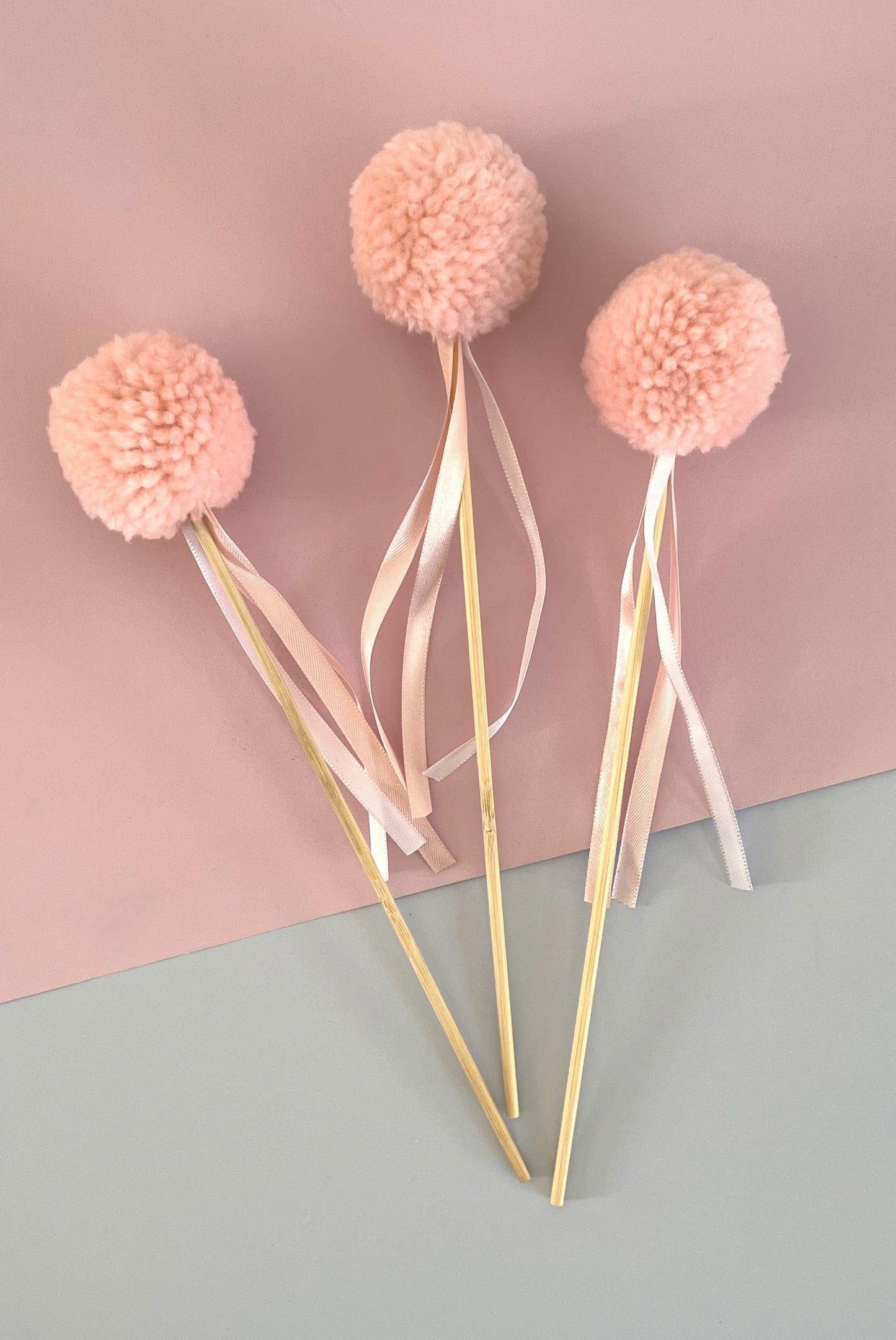 - Topo de Bolo 3 Pompons - Rosa