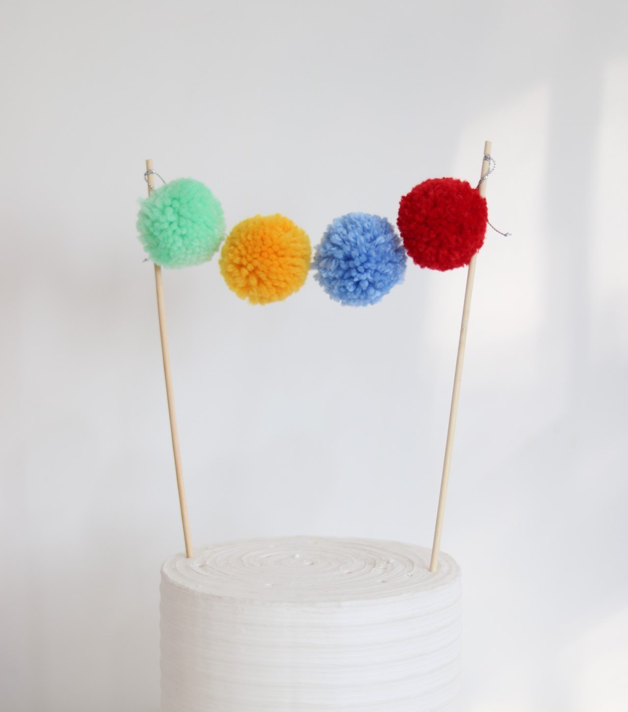 - Topo de Bolo Varal de Pompons - Confete