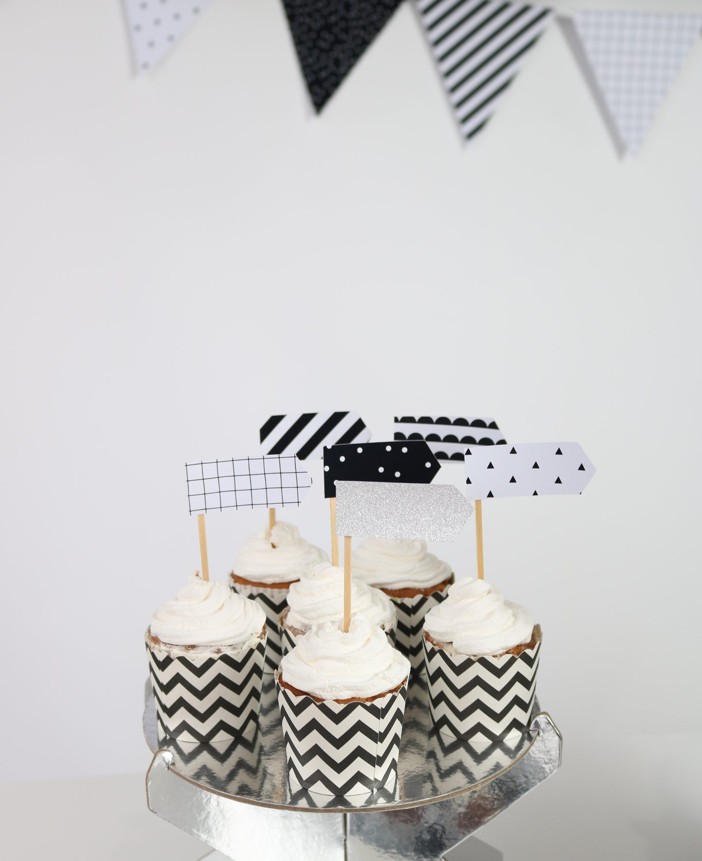 - Topos para Cupcake - Bandeirinhas - Preto e Branco